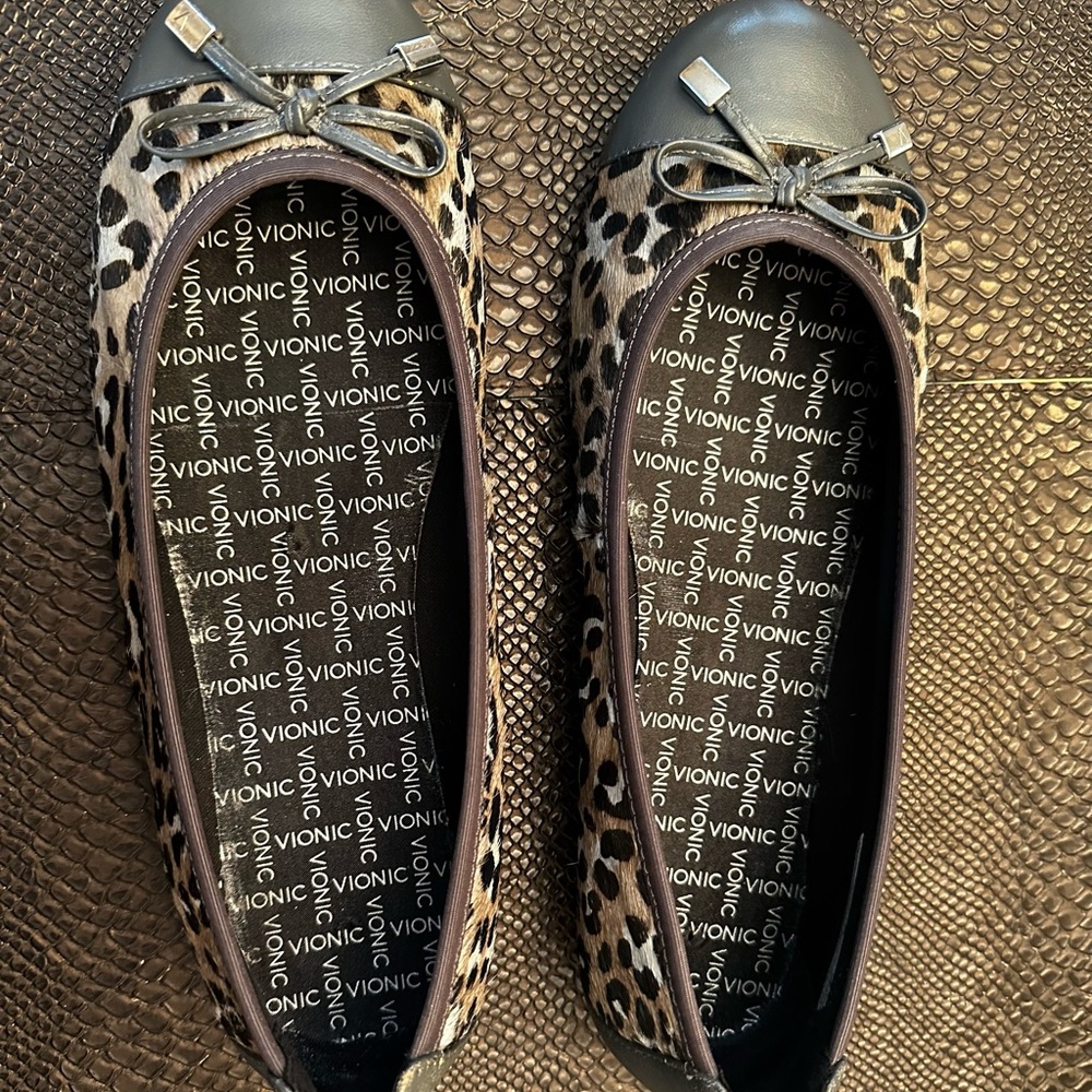 Like new. Vionic Minna ballet flats. 9M Grey leather w/ocelot print calf hair.
